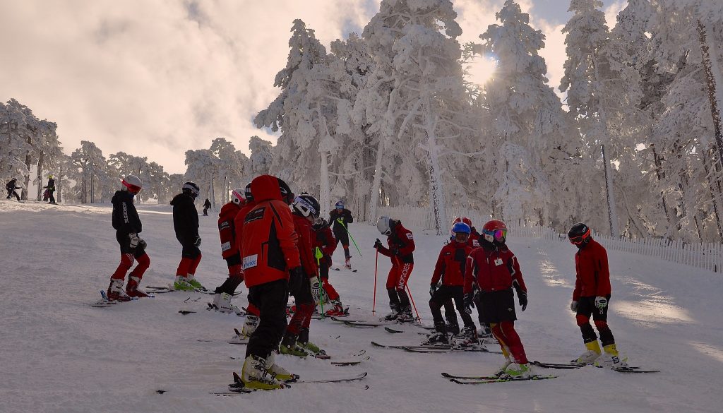 personas practicando esquí el el Pirineo de Huesca y Teruel