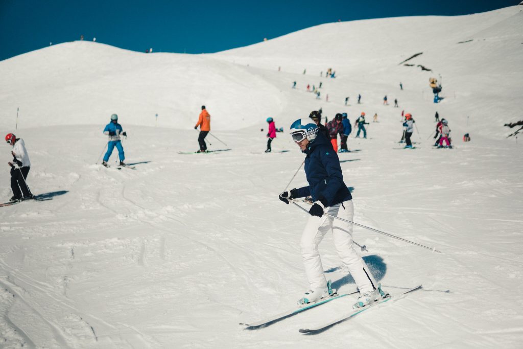 Persona con tecnología para practicar esquí