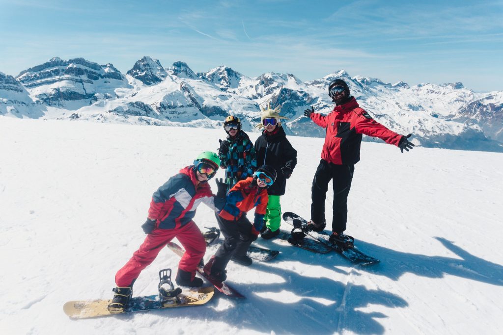 Personas disfrutando de la temporada de esquí 2020
