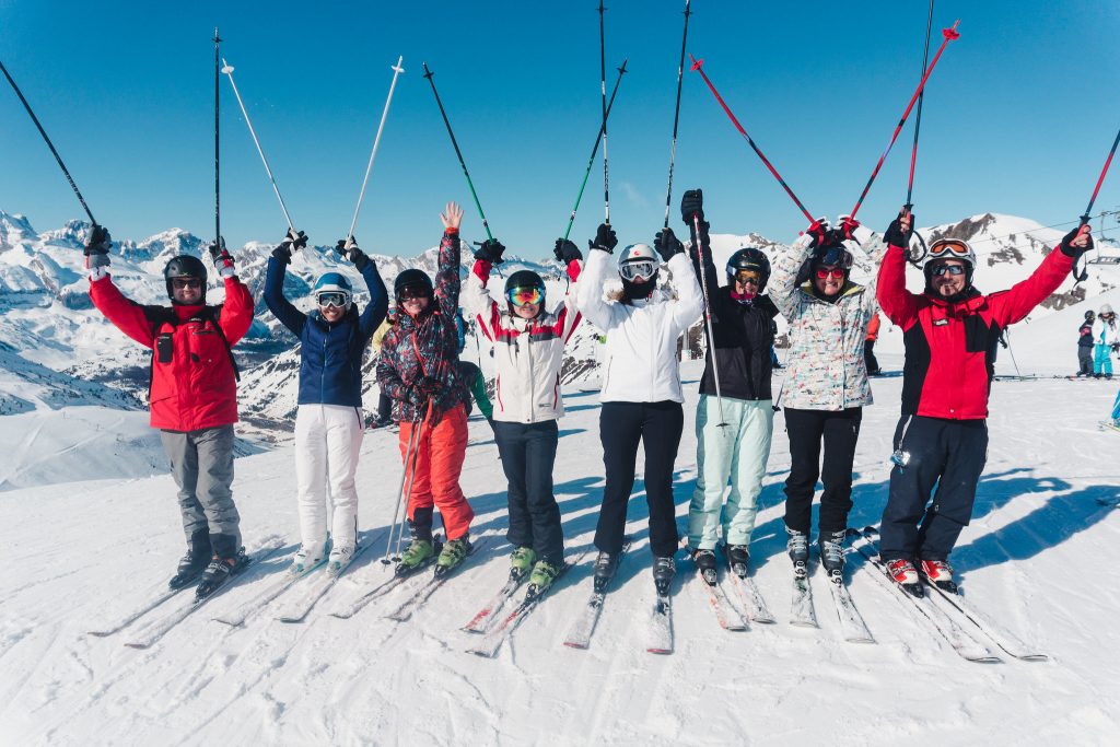 Personas esquiando en Astún en 2020